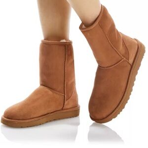 UGG Women boots Size 6 chestnut color,new condition.Worn once.Comes with the box